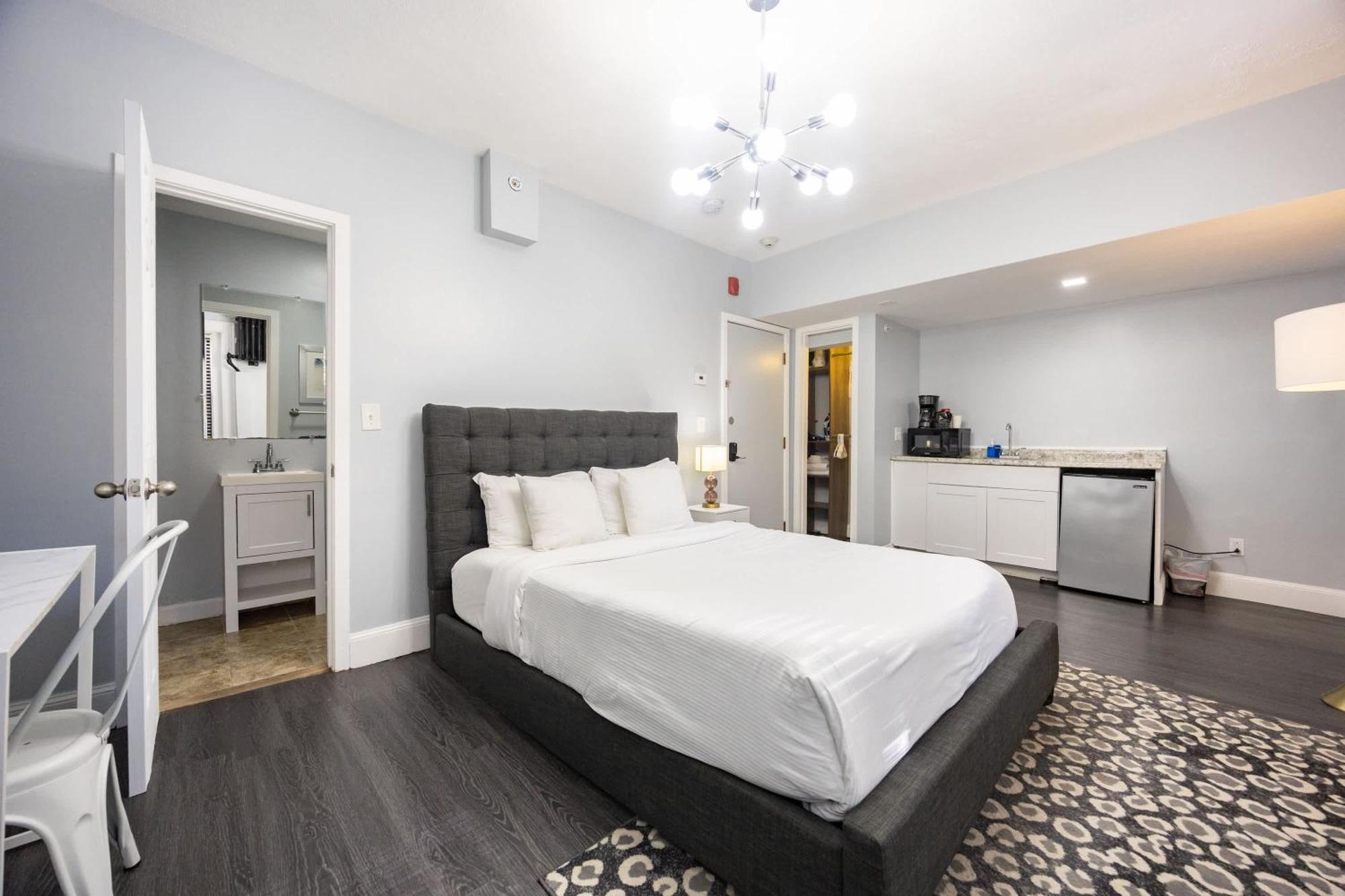 Lower Level In Hip Bay Village Apartment *