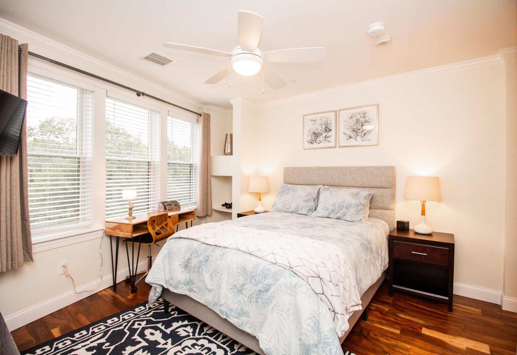 2 Bedroom Unit W Elevator & In-unit Laundry Apartment