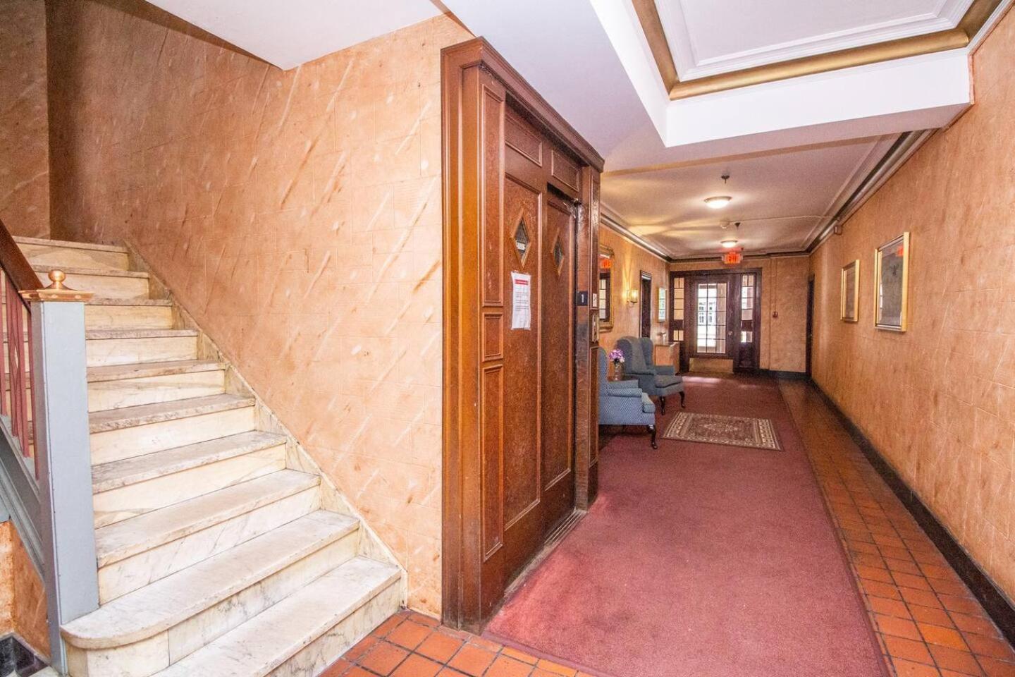 Apartment Sun-filled Unit, Elevator, Pool, College