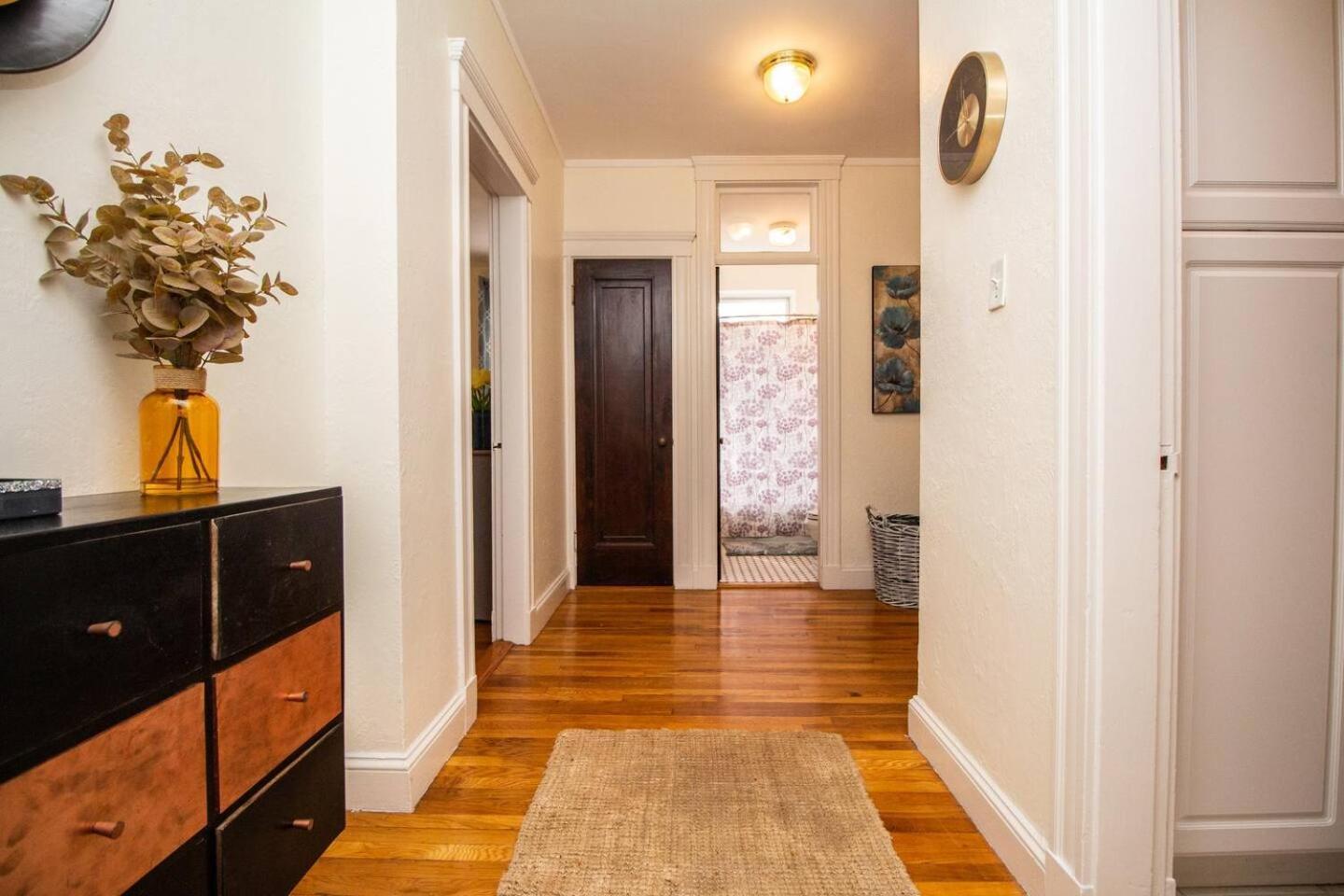 Apartment Sun-filled Unit, Elevator, Pool, College