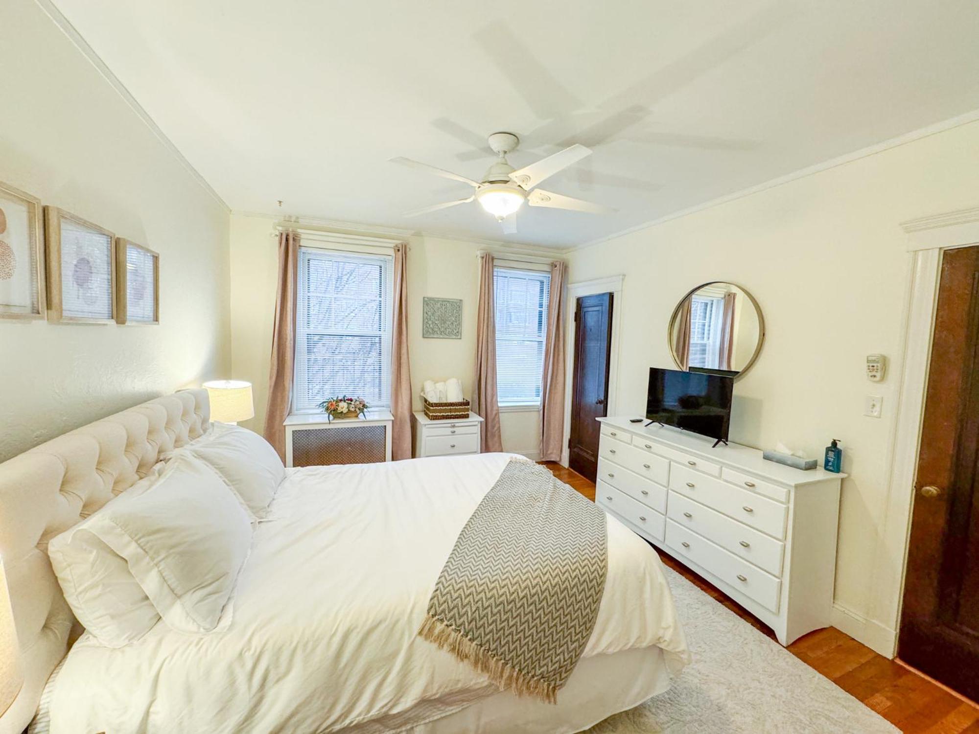 Sun-filled Unit, Elevator, Pool, College * Boston