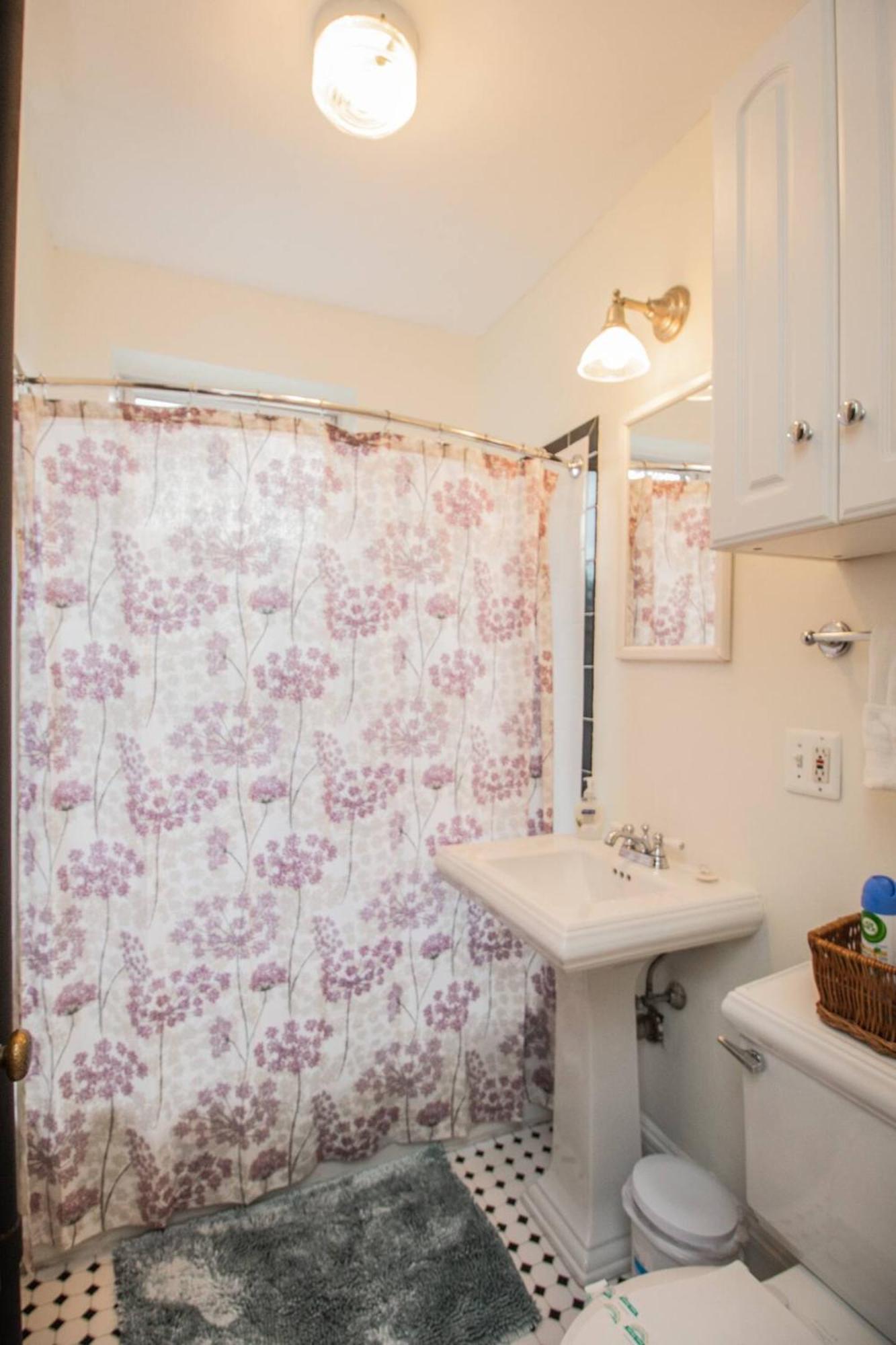 Sun-filled Unit, Elevator, Pool, College Apartment *