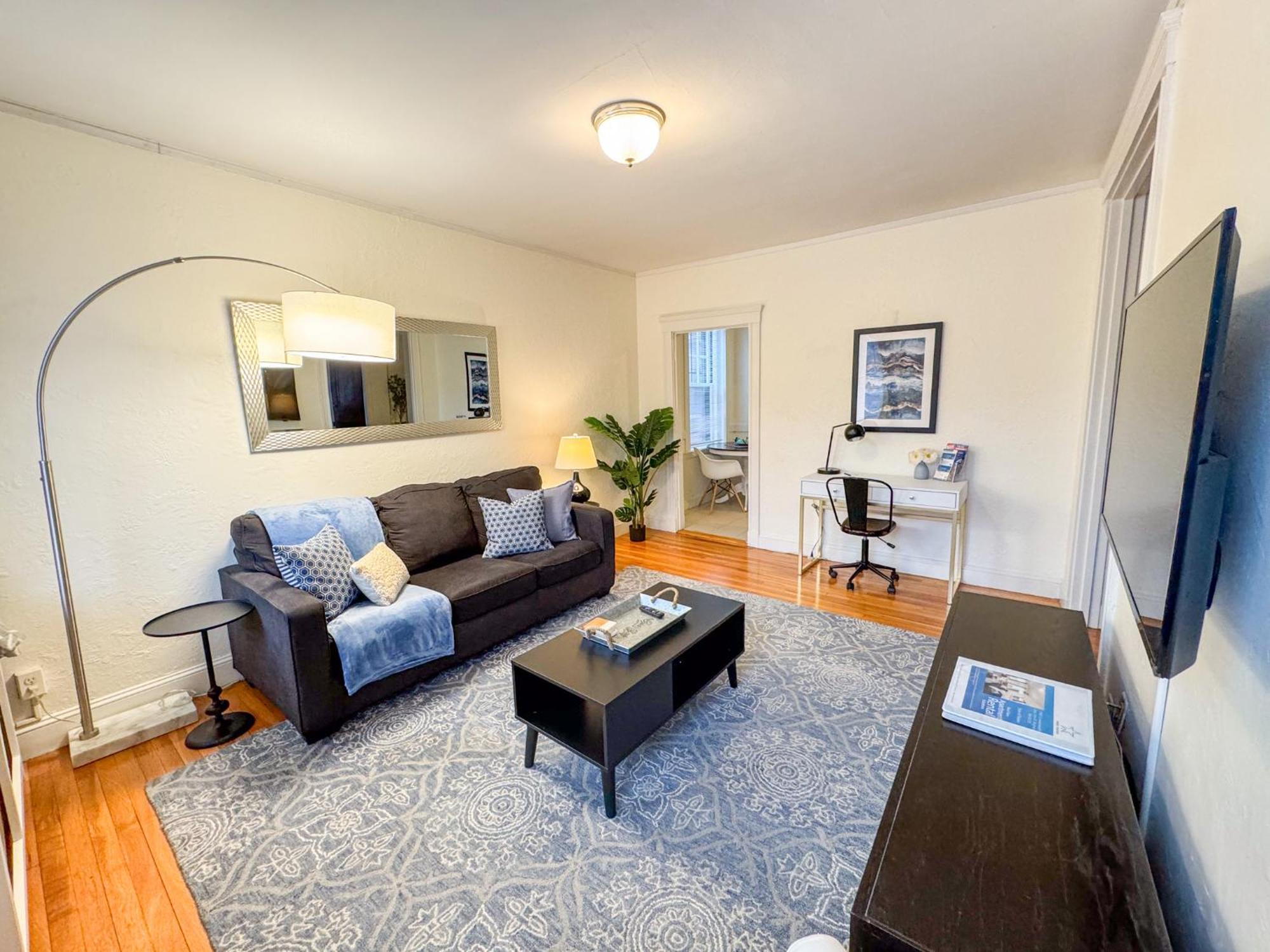 Sun-filled Unit, Elevator, Pool, College Apartment