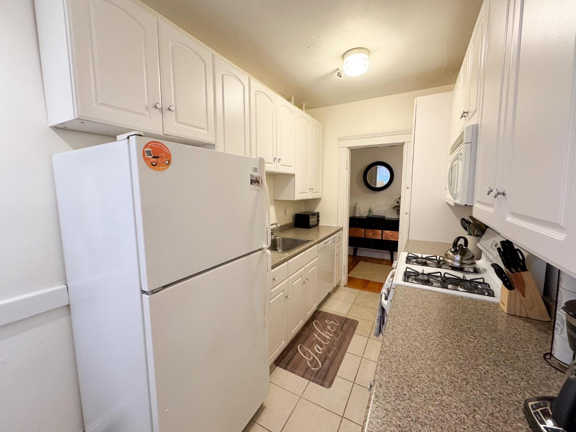Sun-filled Unit, Elevator, Pool, College Apartment Boston