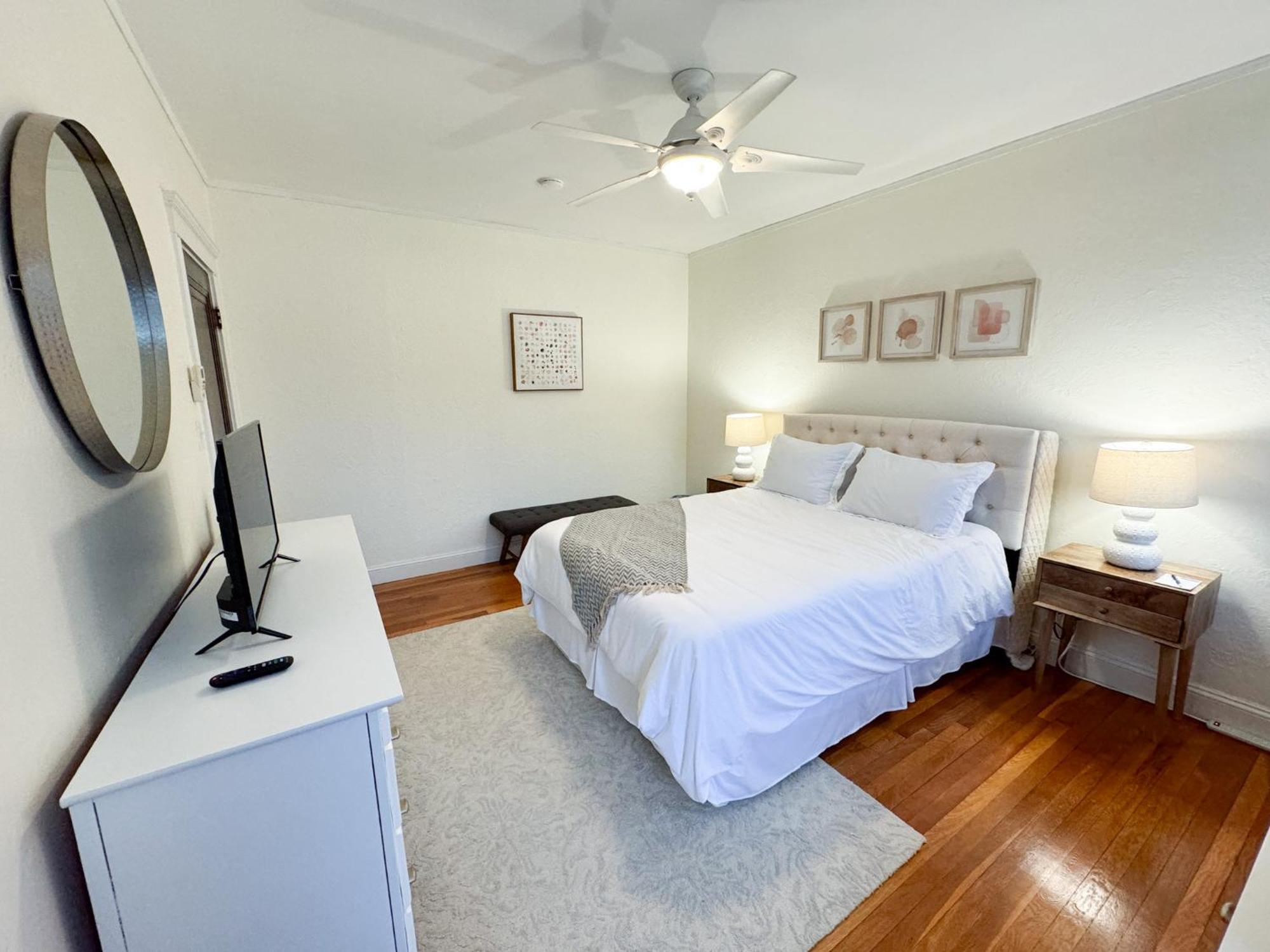 Sun-filled Unit, Elevator, Pool, College * Boston
