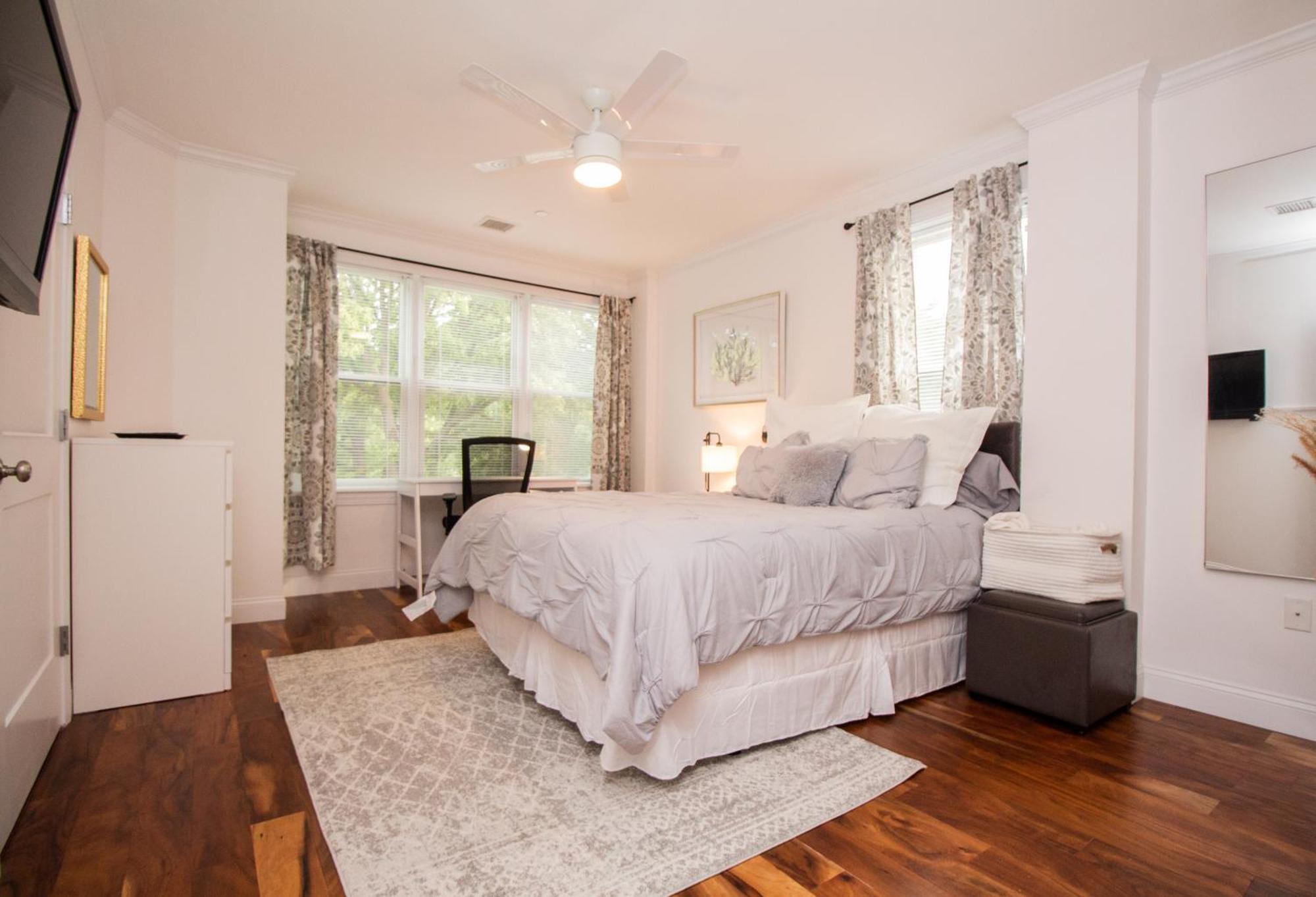 Stylish 2br W Full Kitchen, Laundry & Cen Air *