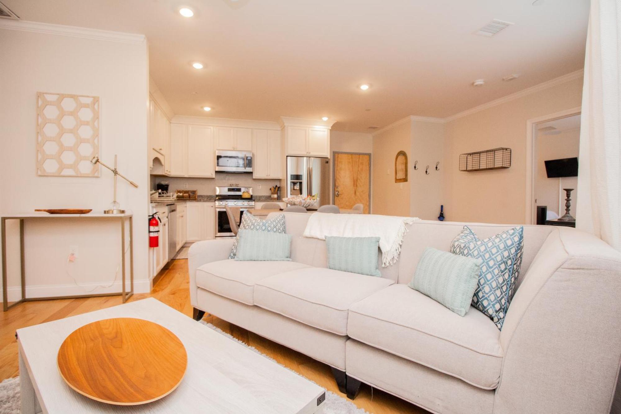 Apartment Stylish 2br W Full Kitchen, Laundry & Cen Air