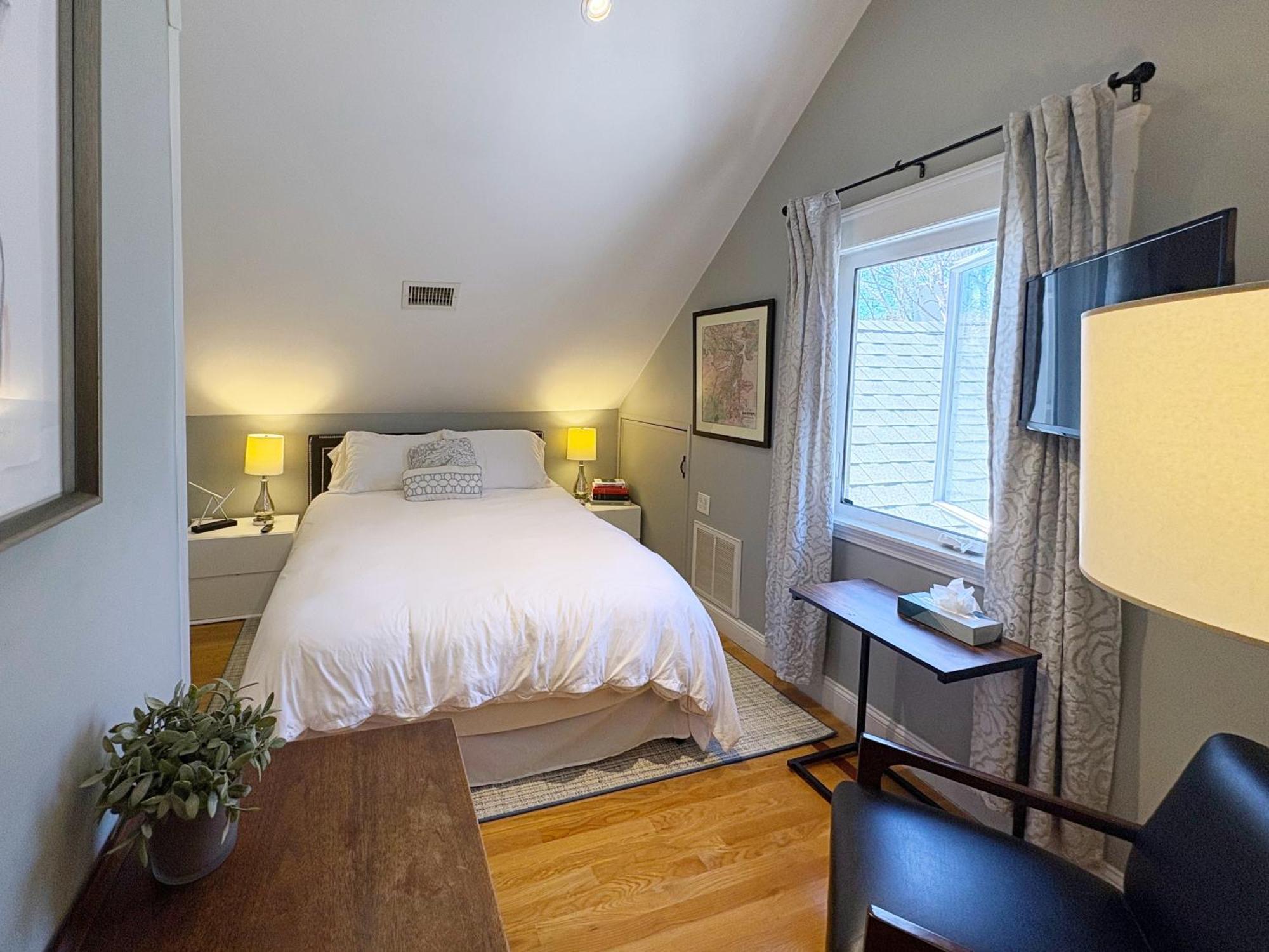 Apartment Top-floor, 2-bedroom Balcony Near Red Line