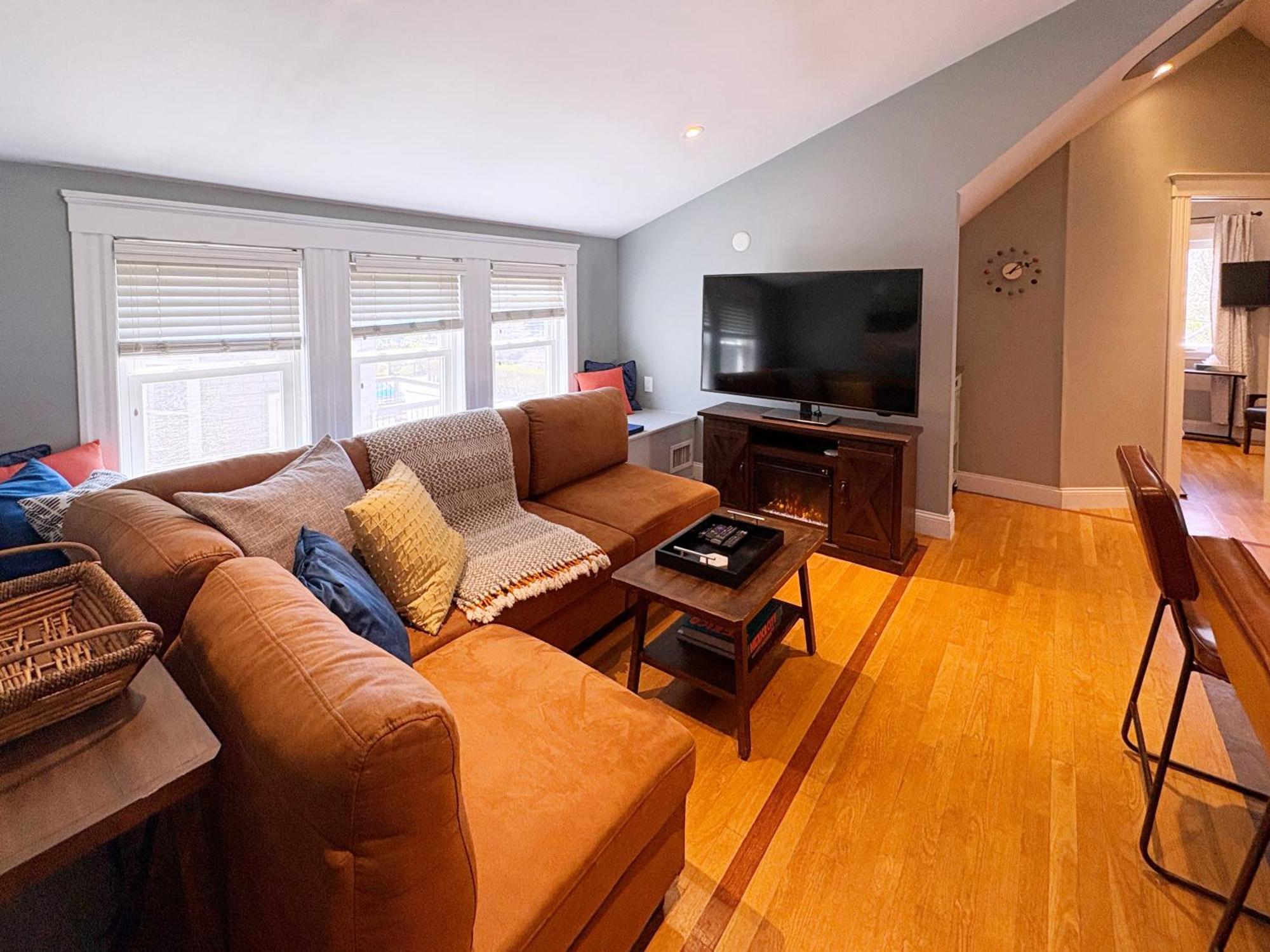 Apartment Top-floor, 2-bedroom Balcony Near Red Line Boston