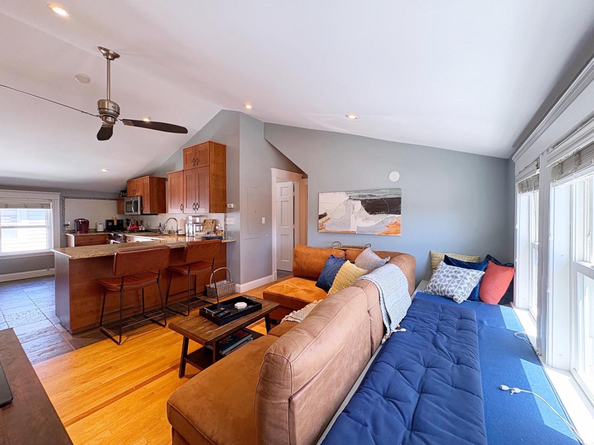 Apartment Top-floor, 2-bedroom Balcony Near Red Line
