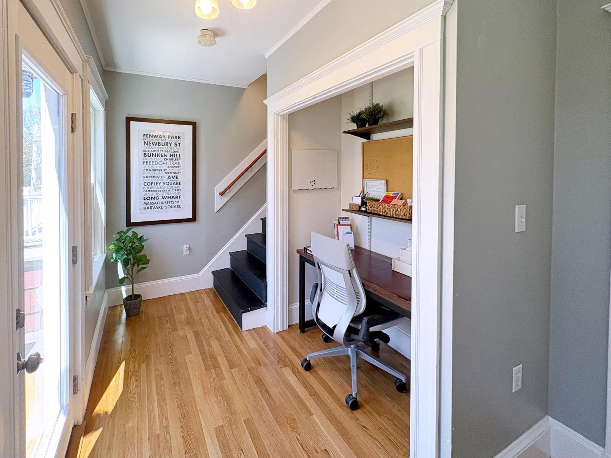 Apartment Top-floor, 2-bedroom Balcony Near Red Line Boston