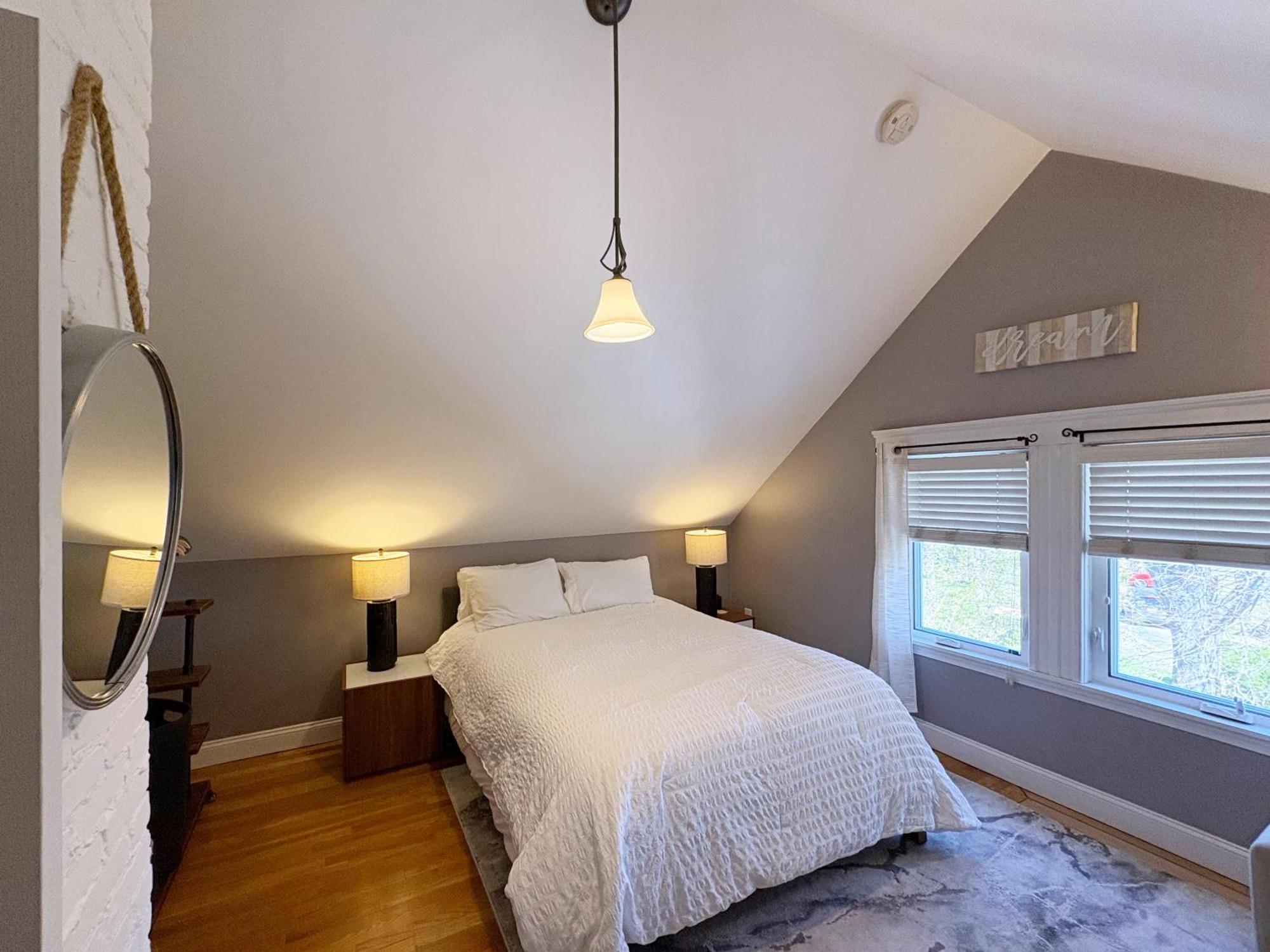 Top-floor, 2-bedroom Balcony Near Red Line