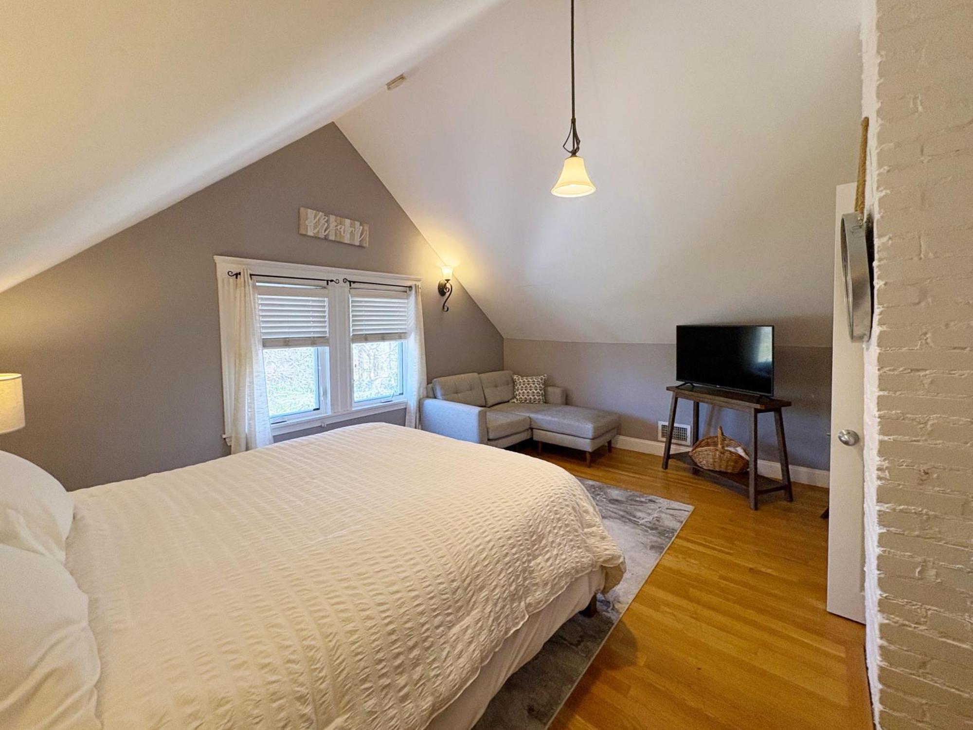Top-floor, 2-bedroom Balcony Near Red Line Apartment
