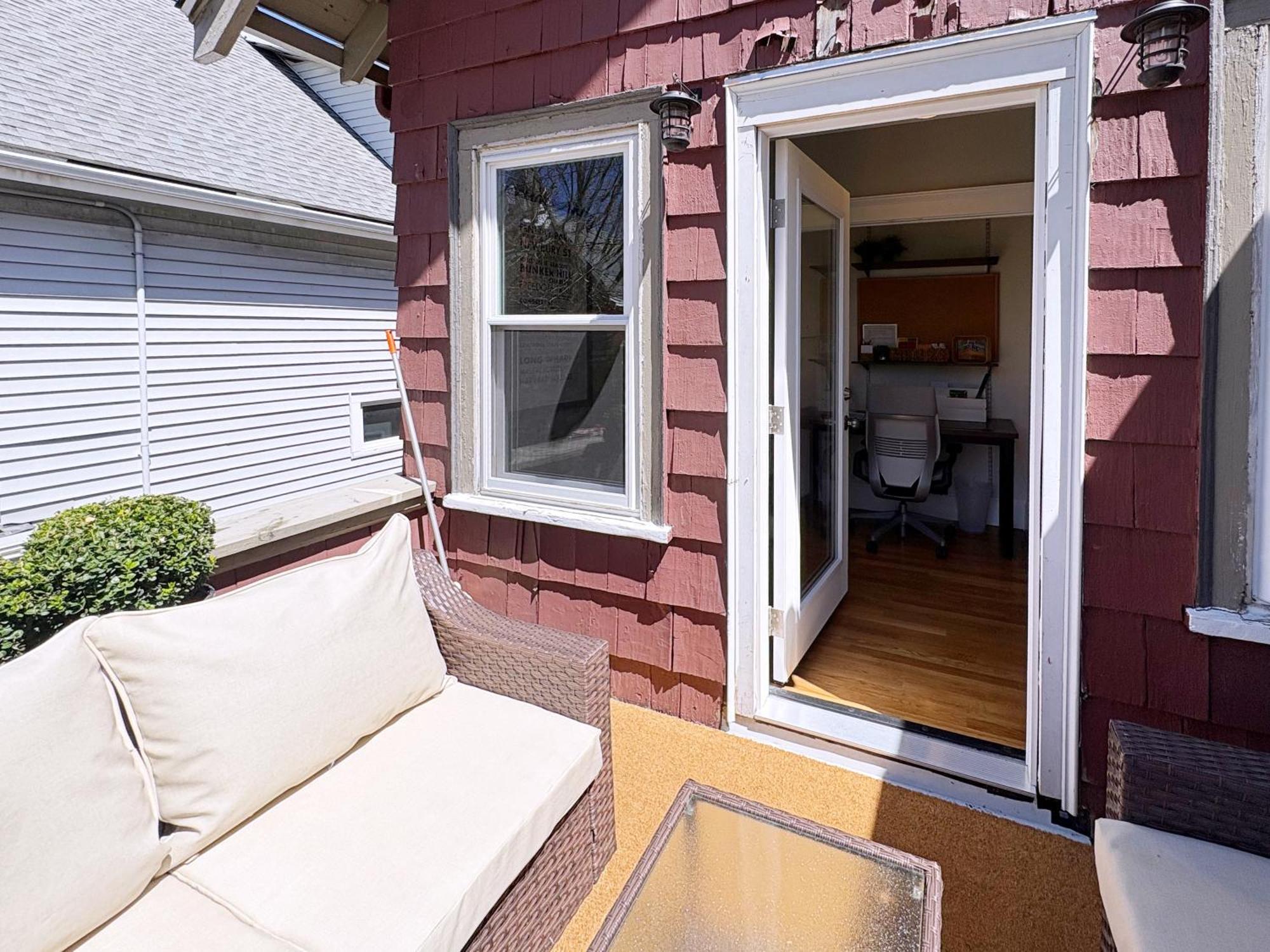 Top-floor, 2-bedroom Balcony Near Red Line Boston