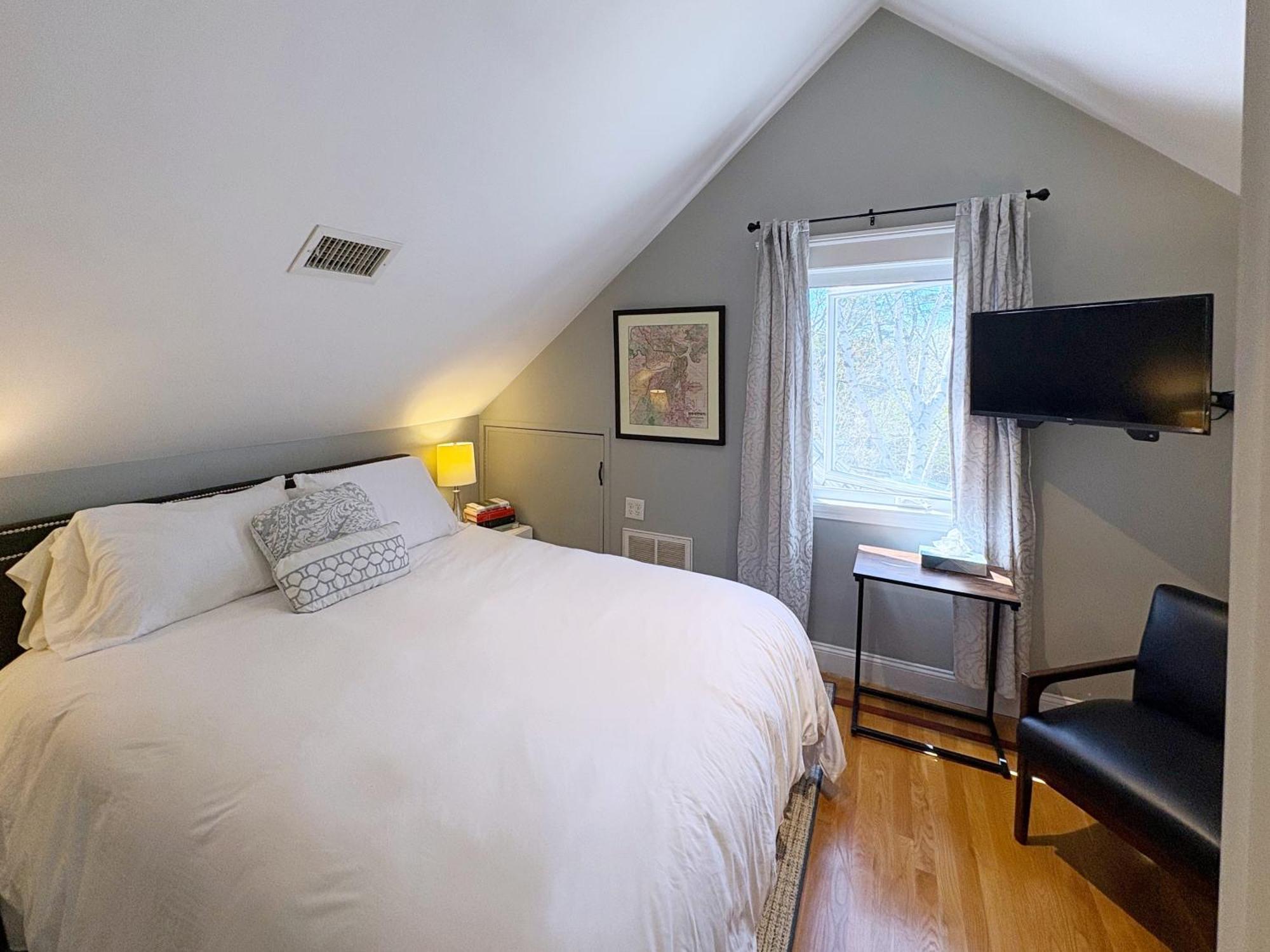 Top-floor, 2-bedroom Balcony Near Red Line Apartment