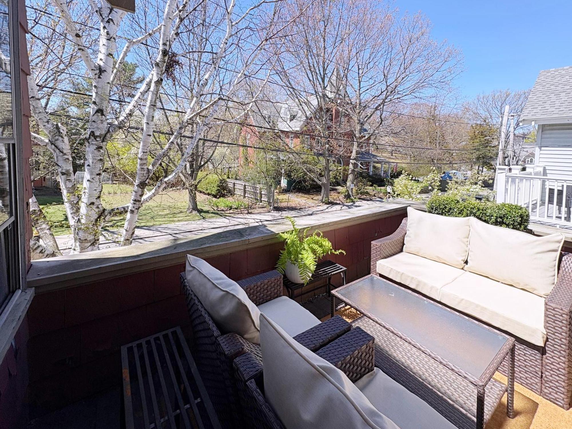 Apartment Top-floor, 2-bedroom Balcony Near Red Line Boston