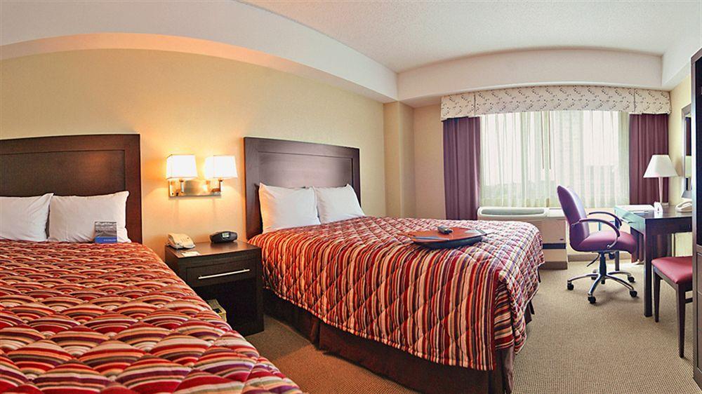 Hampton & Crosstown Center Hotel 3*