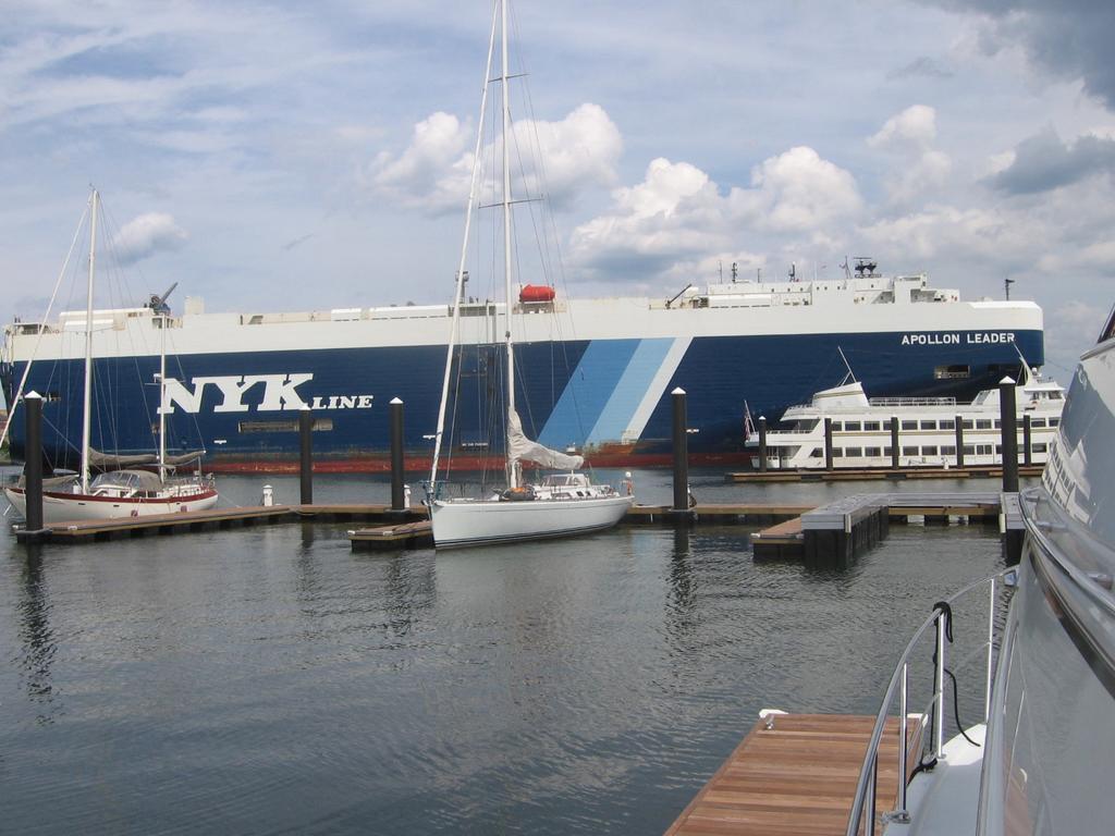 Little Pearl Botel *