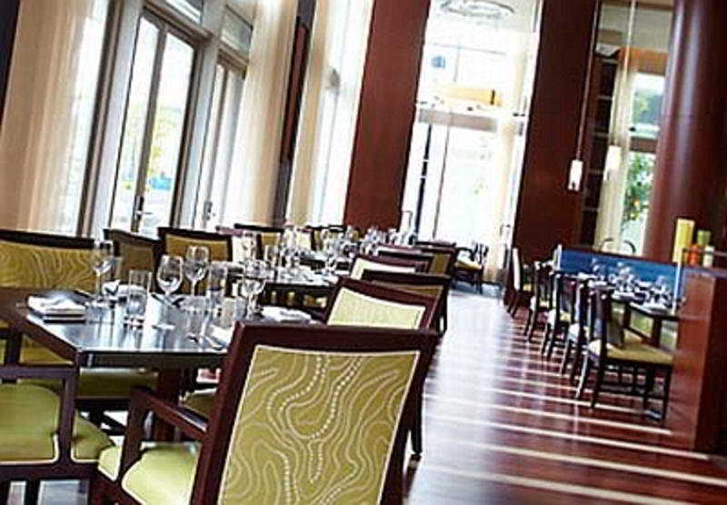 Hotel Renaissance Seaport District
