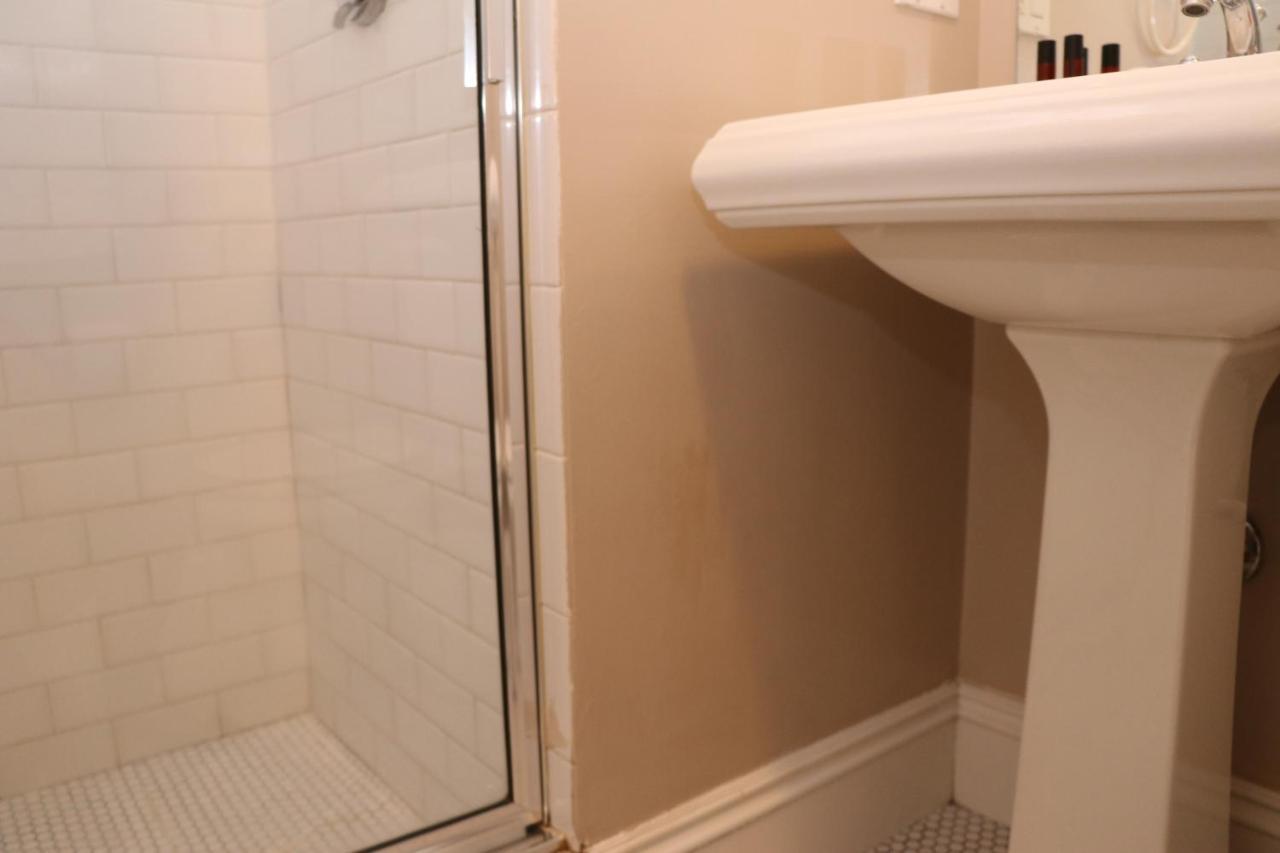 Stylish Downtown In The South End, C. Ave #1 Apartment