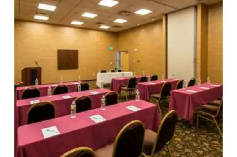 Hotel Hampton & Crosstown Center