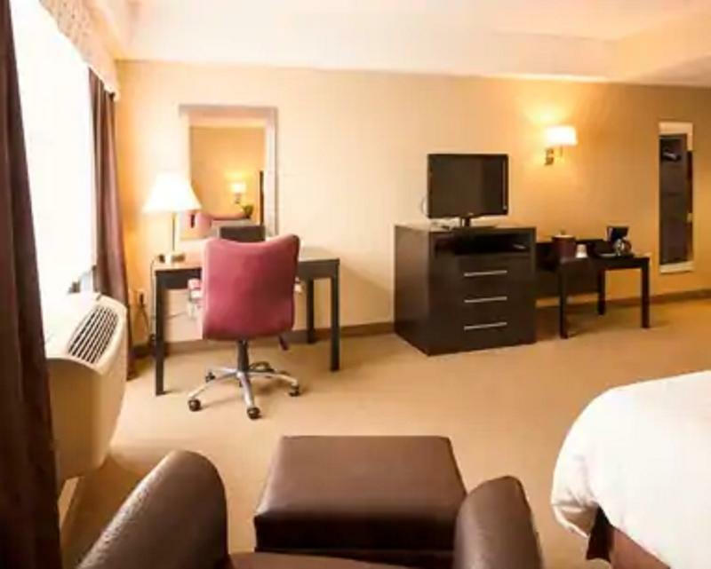 Hampton & Crosstown Center Hotel Boston