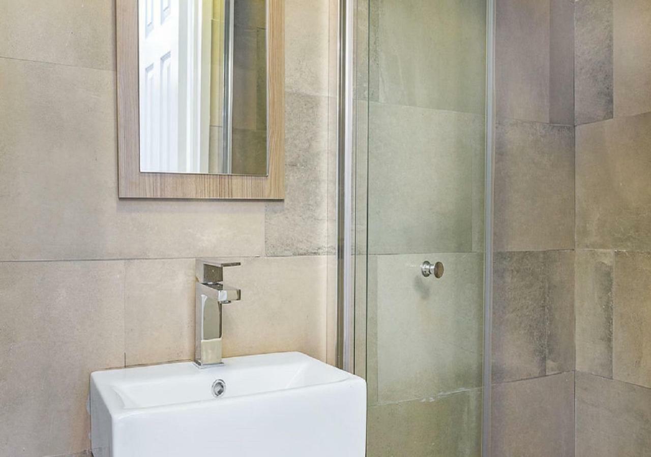 Bay Village Apartment *