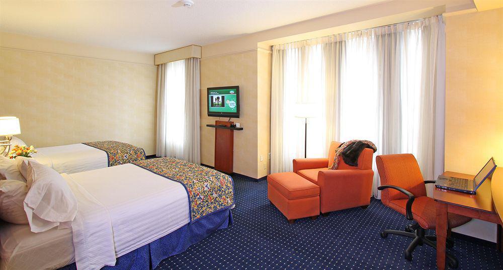 Courtyard Copley Square 3*