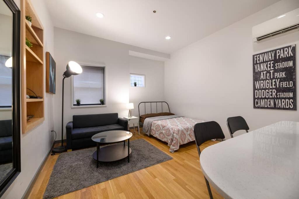 Modern In Center, Near Common Apartamento