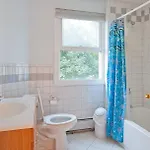 Modern Beautiful Apartment-5 Beds-full Kitchen-parking-super Clean-great For Groups Apartment