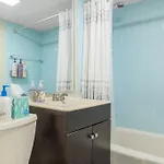 Parking - Private Entrance - King Beds Apartment