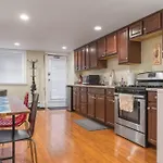 Parking - Private Entrance - King Beds Apartment