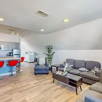 3Br Victorian Getaway With Loft, Near The Bay
