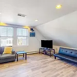 Holiday home 3Br Victorian Getaway With Loft, Near The Bay