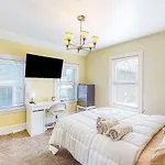 Holiday home 3Br Victorian Getaway With Loft, Near The Bay *