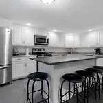 Heart Of Southie - Hot Tub + Walk To Bars Holiday home