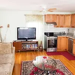 Modern Beautiful Apartment-5 Beds-full Kitchen-parking-super Clean-great For Groups Apartment Boston