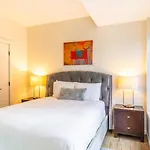 Modern Apt With City Views