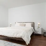 Apartment Back-bay 2br W Roof Gym Parking *