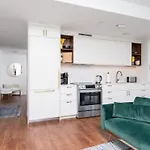 Back-bay 2br W Roof Gym Parking Apartment