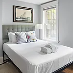 Holiday home Enjoy Private Patio On Montgomery Park