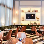 Hotel Renaissance Seaport District 4*