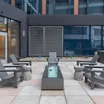 Bright Downtown With Gym Apartment *