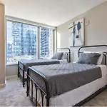 Modern Apt In Seaport With Gym