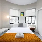 Vibrant Studio In Prudential Area