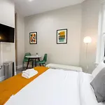 Vibrant Studio In Prudential Area