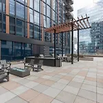 Luxury Apt With Balcony In Seaport