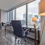 Modern Apt In Seaport With Gym