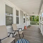 154R Newley Renovated Sunny Spacious Quite Apartment In Brighton