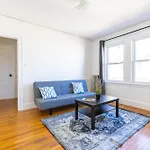 154R Newley Renovated Sunny Spacious Quite Apartment In Brighton